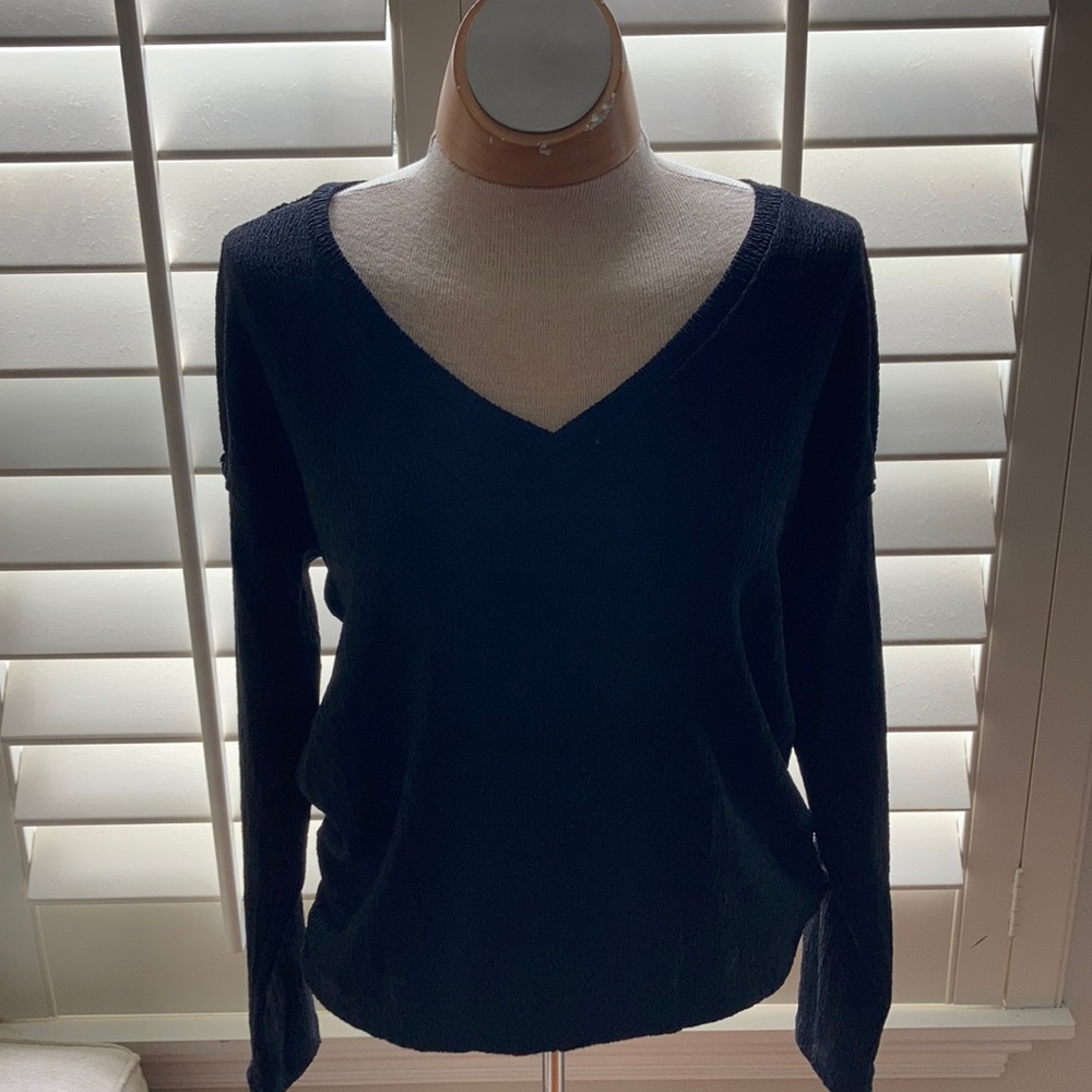 NWT...Anthropologie v neck Long sleeve shirt size small